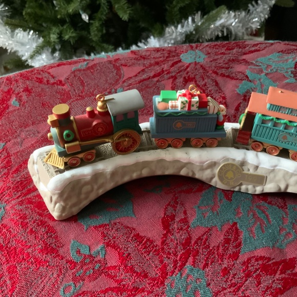 Hallmark Christmas Ornament Train Set with Stand 1991 - Picture 2 of 5